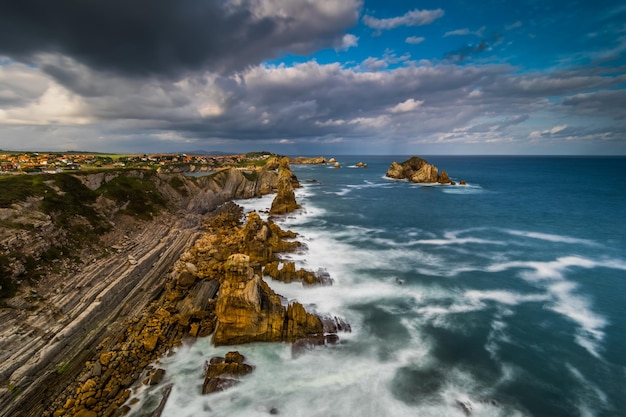 Vista del amanecer de la Playa de la Arnia Cantabria ESPAÑA