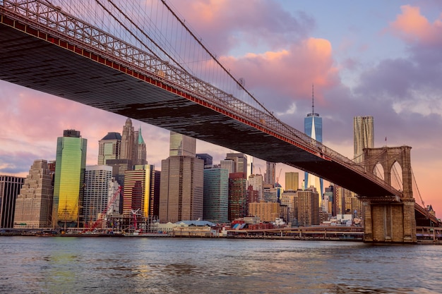 Vista del amanecer del puente de Brooklyn y el horizonte del Bajo Manhattan en la ciudad de Nueva York con suaves colores matutinos EE.UU.