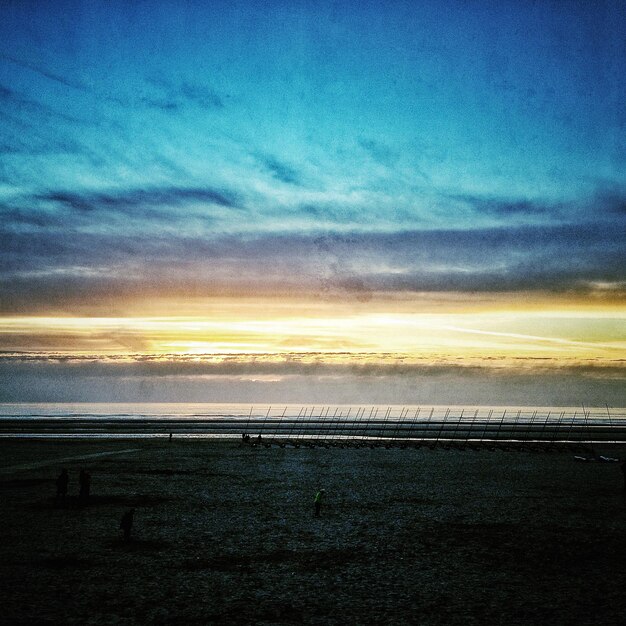 Foto vista del amanecer sobre el mar