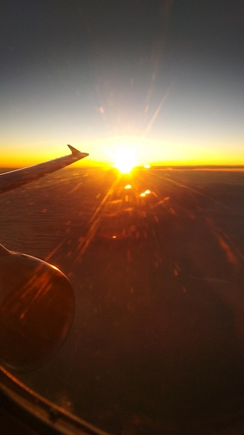 Vista del amanecer desde la ventana del avión.