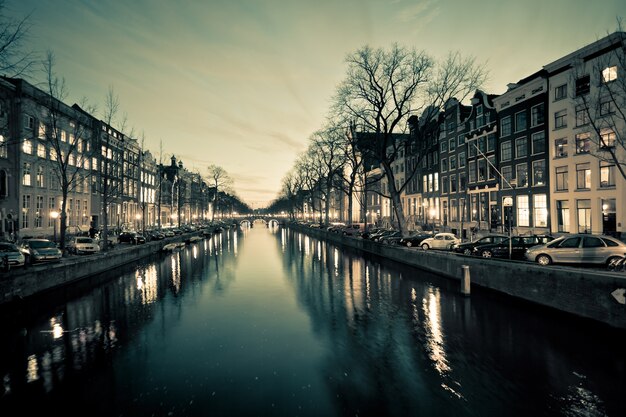 Vista de Amsterdam Canal Street en la noche. Tiro horizontal