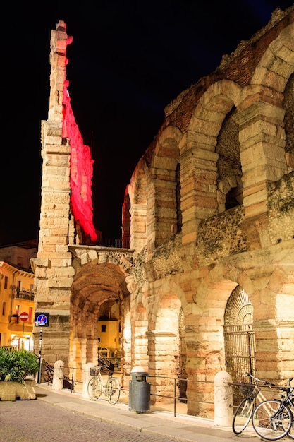 Vista del anfiteatro de Verona al anochecer