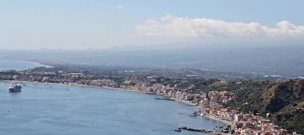 Foto vista angular de la ciudad desde el mar contra el cielo sicilia giardini naxos