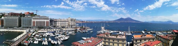 Vista angular de la ciudad desde el mar contra el cielo