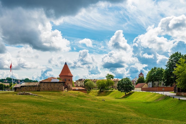 Vista angular do castelo de kaunas