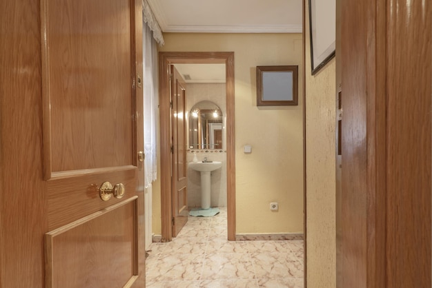 vista angular de un salón de una casa con un aparador de pared de madera y un espejo