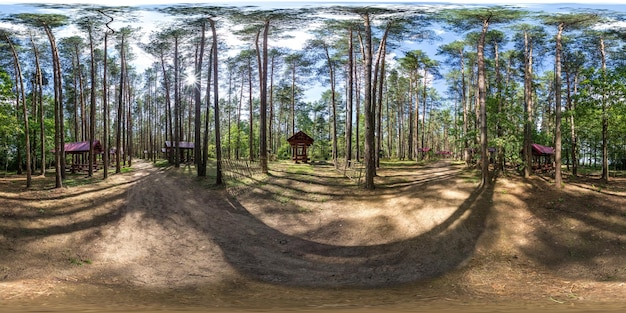 Vista de ángulo de 360 grados de panorama hdri esférico completo sin costuras en cenadores de madera para acampar con todas las comodidades en un bosque de pinos en proyección equirectangular con cenit y nadir para contenido VR AR