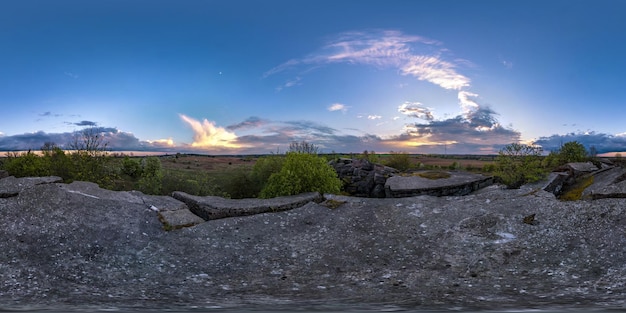 Vista de ángulo de 360 grados de panorama hdri esférico completo sin fisuras cerca de la fortaleza abandonada de la Primera Guerra Mundial al atardecer en proyección equirectangular lista para la realidad virtual VR AR