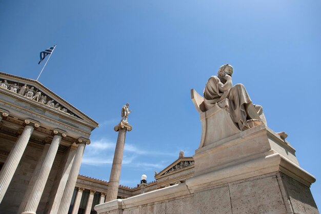 Foto vista desde un ángulo bajo de la academia de atenas