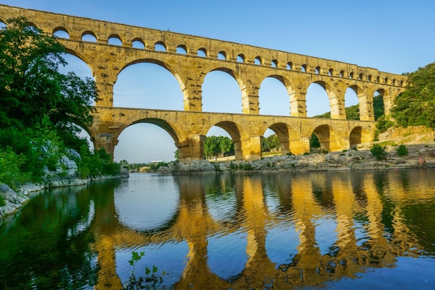 Foto vista en bajo ángulo del acueducto romano