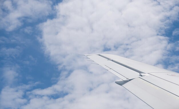 Foto vista de ángulo bajo del ala del avión contra un cielo nublado