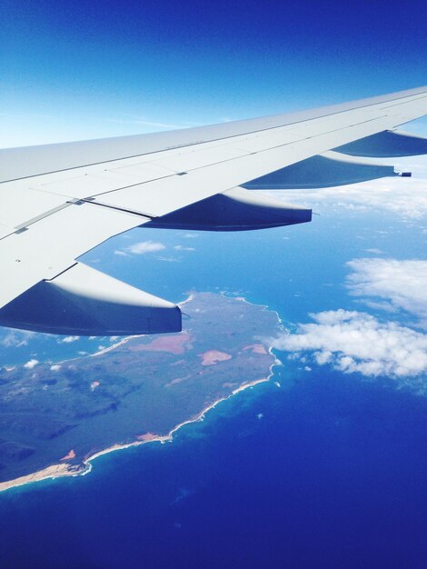 Vista de ángulo bajo del ala del avión sobre el paisaje