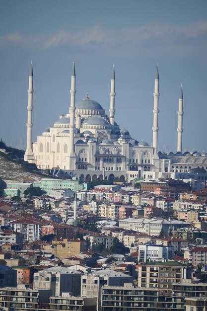 vista de ángulo alta, de, camlica, mezquita, y, turquía, bandera