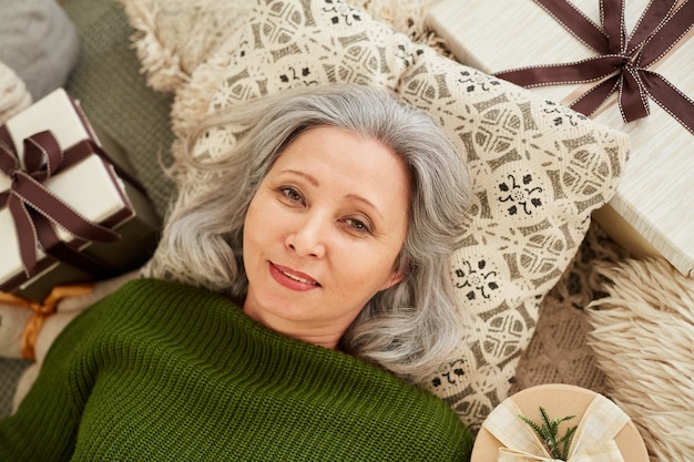 Vista de ángulo alta, de, mujer madura, acostado, en, almohada, entre, presenta, descansar, y, mirar