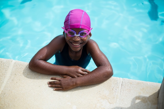 Vista de ángulo alta, de, niña, reclinado, al lado de la piscina