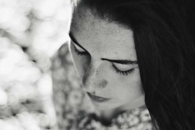 Foto vista de ángulo alto de una adolescente de pie al aire libre