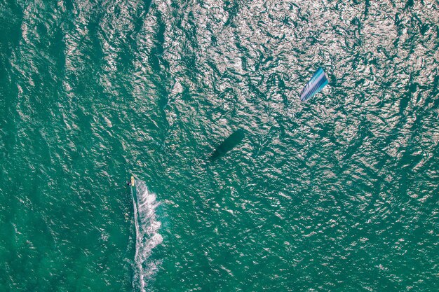 Foto vista en ángulo alto del agua y del kitesurfista