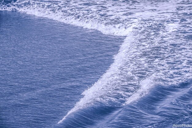 Foto vista en ángulo alto del agua de mar