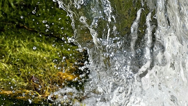 Foto vista en ángulo alto del agua que fluye
