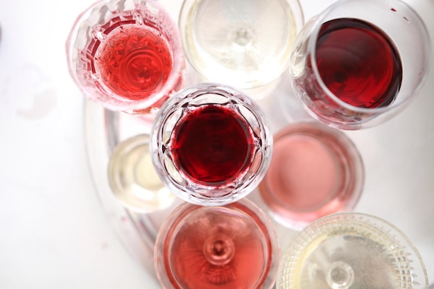 Vista de ángulo alto del alcohol en vasos sobre la mesa