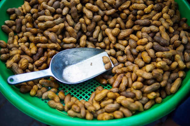 Vista de ángulo alto de los alimentos en contenedores en el mercado