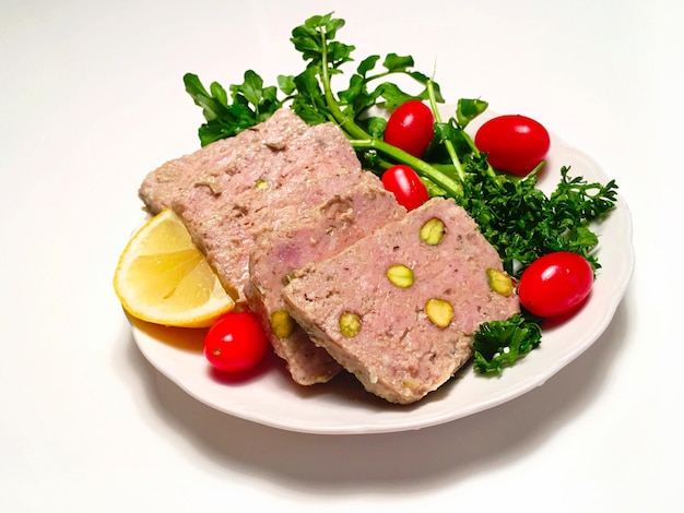 Vista de ángulo alto de los alimentos en el plato contra un fondo blanco
