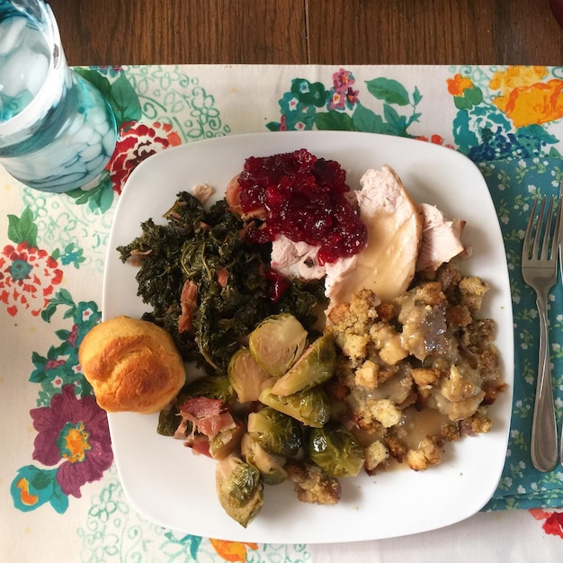 Foto vista de ángulo alto de los alimentos en el plato sobre la mesa