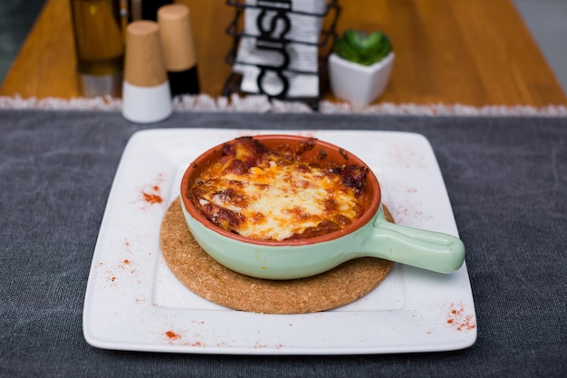 Vista de ángulo alto de los alimentos en el plato sobre la mesa