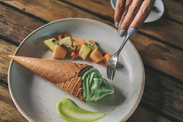 Vista de ángulo alto de los alimentos en el plato sobre la mesa