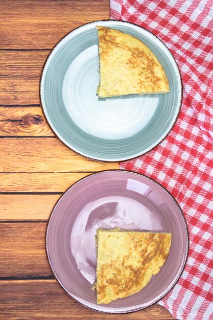 Foto vista de ángulo alto de los alimentos en el plato sobre la mesa