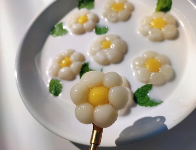 Vista de ángulo alto de los alimentos en el plato
