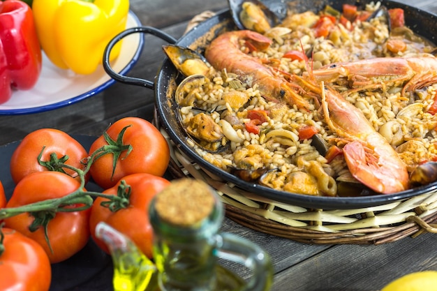 Vista de ángulo alto de los alimentos en el recipiente sobre la mesa
