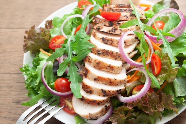 Vista de ángulo alto de alimentos saludables en el plato sobre la mesa