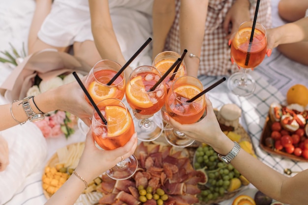 Foto vista de ángulo alto de amigos brindando bebidas en la mesa