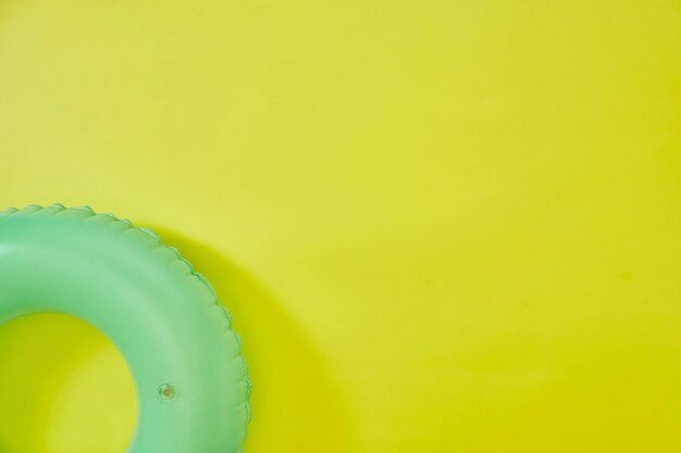 Foto vista de ángulo alto del anillo inflable contra un fondo amarillo