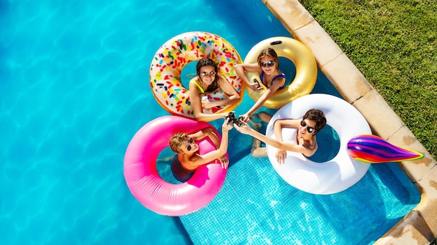 Foto vista de ángulo alto del anillo inflable en la piscina