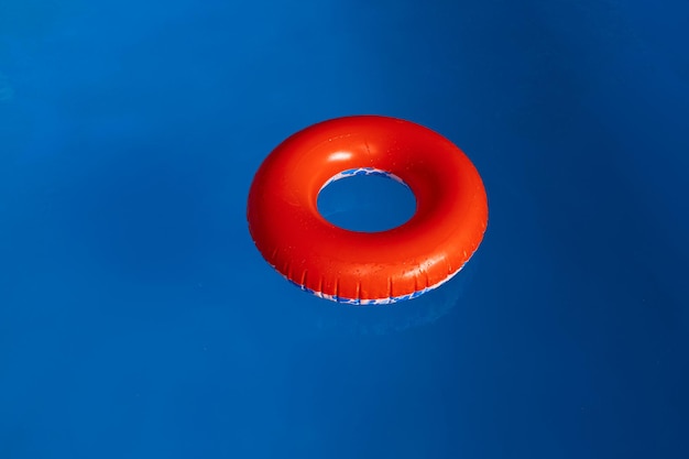 Foto vista de ángulo alto del anillo inflable rojo en el agua