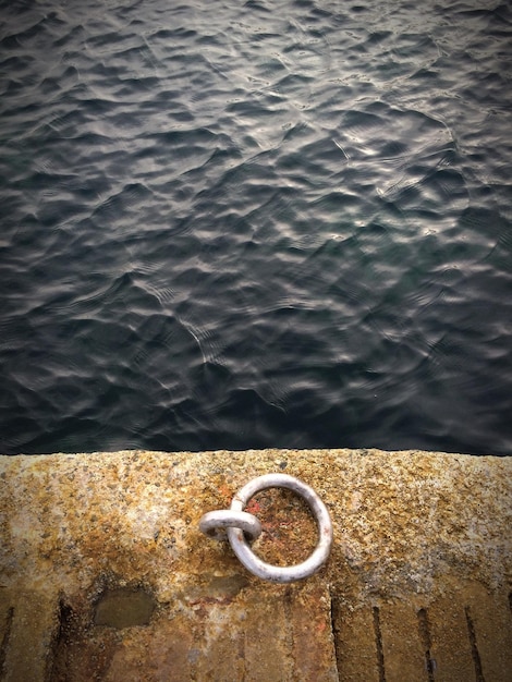 Foto vista en ángulo alto del anillo metálico en el muro de contención