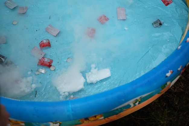 Foto vista en ángulo alto de un anillo de piscina inflable desordenado