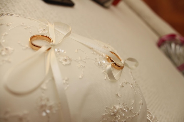 Vista de ángulo alto de los anillos de bodas en la mesa