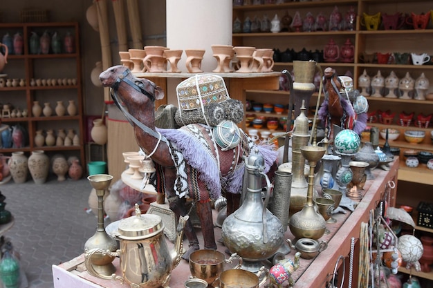 Vista de ángulo alto de antigüedades para la venta en el mercado