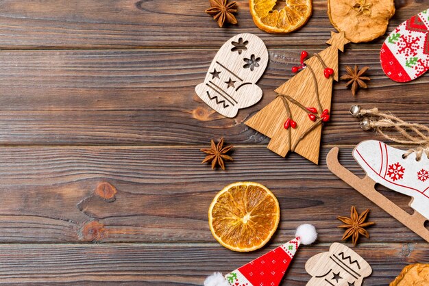 Vista de ángulo alto del árbol de Navidad en una mesa de madera