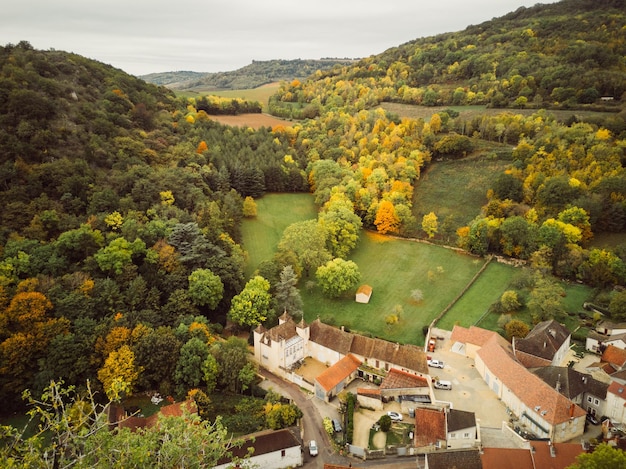 Foto vista en ángulo alto de árboles y montañas durante el otoño