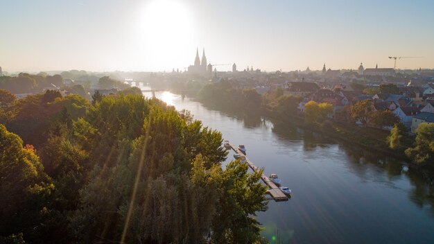 Foto vista de ángulo alto de los árboles por el río contra el cielo