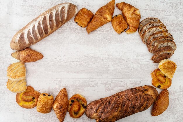 Vista de ángulo alto de un artículo de pastelería horneada en la mesa