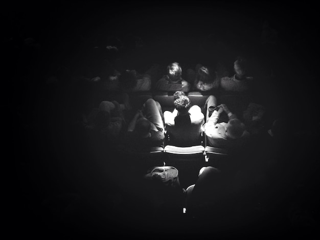 Foto vista de ángulo alto de la audiencia en el teatro