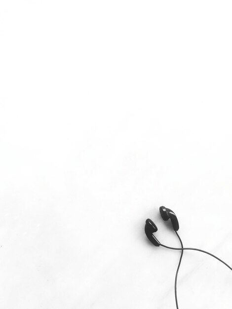 Foto vista de ángulo alto de los auriculares sobre un fondo blanco