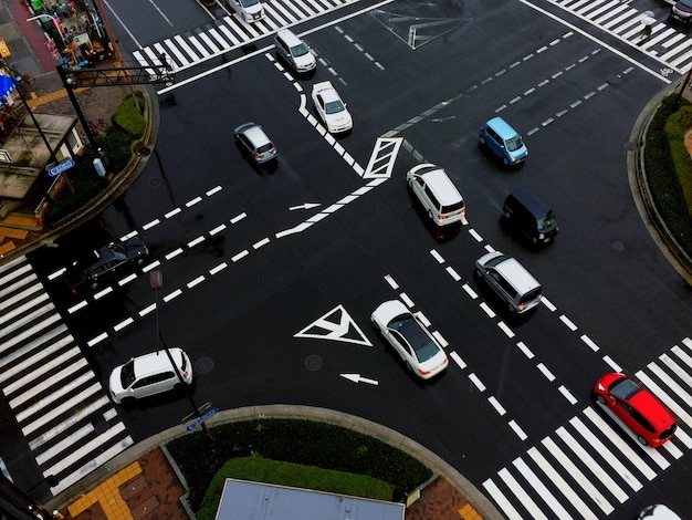 Vista de ángulo alto de automóviles que se mueven en la calle