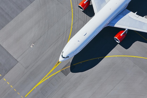 Vista de ángulo alto del avión en la pista del aeropuerto