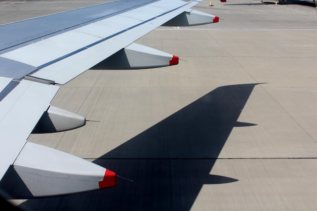 Foto vista de ángulo alto del avión en la pista de aterrizaje del aeropuerto